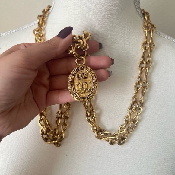 CHANEL Vintage Gold Multi Strand Chain Link Crown CC Logo Pendant Necklace - Picture 7 of 8